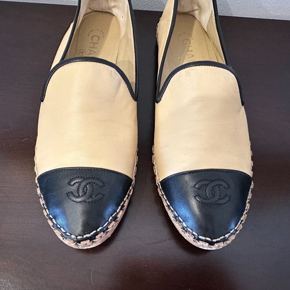 CHANEL 19C Women's Sz 40 Lambskin Beige/Black Mocassins Loafers W/Box - Picture 8 of 16